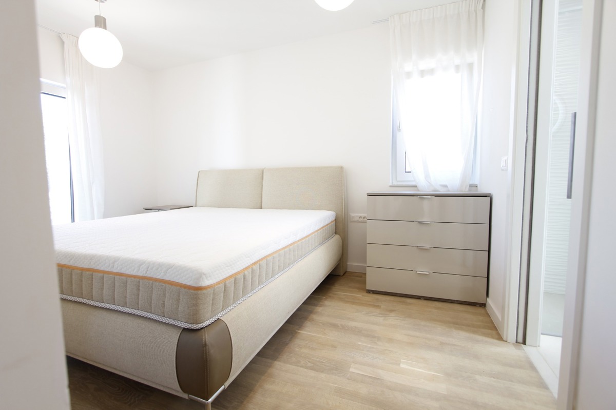 Luksuzno dvonadstropno 4,5-prostorno stanovanje z vrtno teraso in pogledom na morje