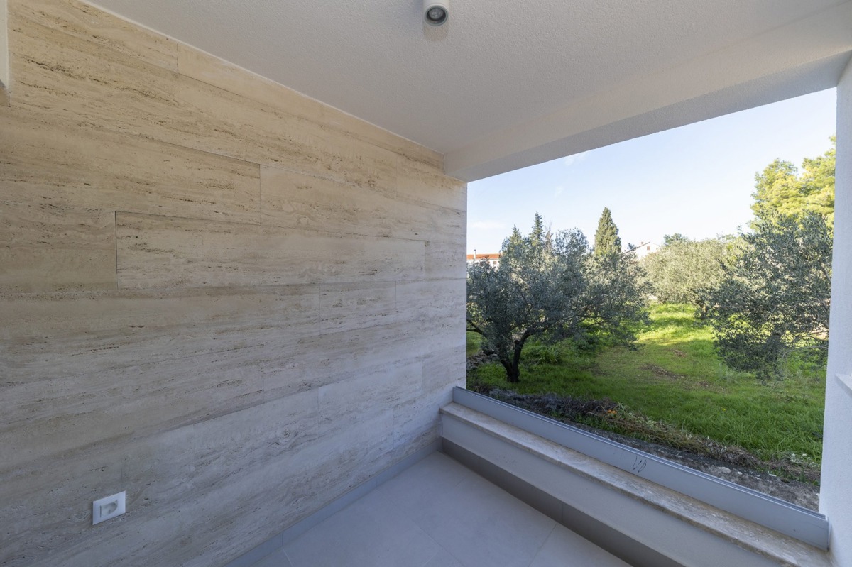 Luksuzno dvonadstropno 4,5-prostorno stanovanje z vrtno teraso in pogledom na morje