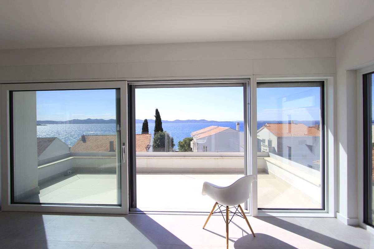 Luksuzno dvonadstropno 4,5-prostorno stanovanje z vrtno teraso in pogledom na morje