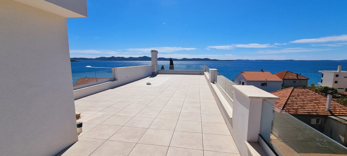 Luksuzno dvonadstropno 4,5-prostorno stanovanje z vrtno teraso in pogledom na morje