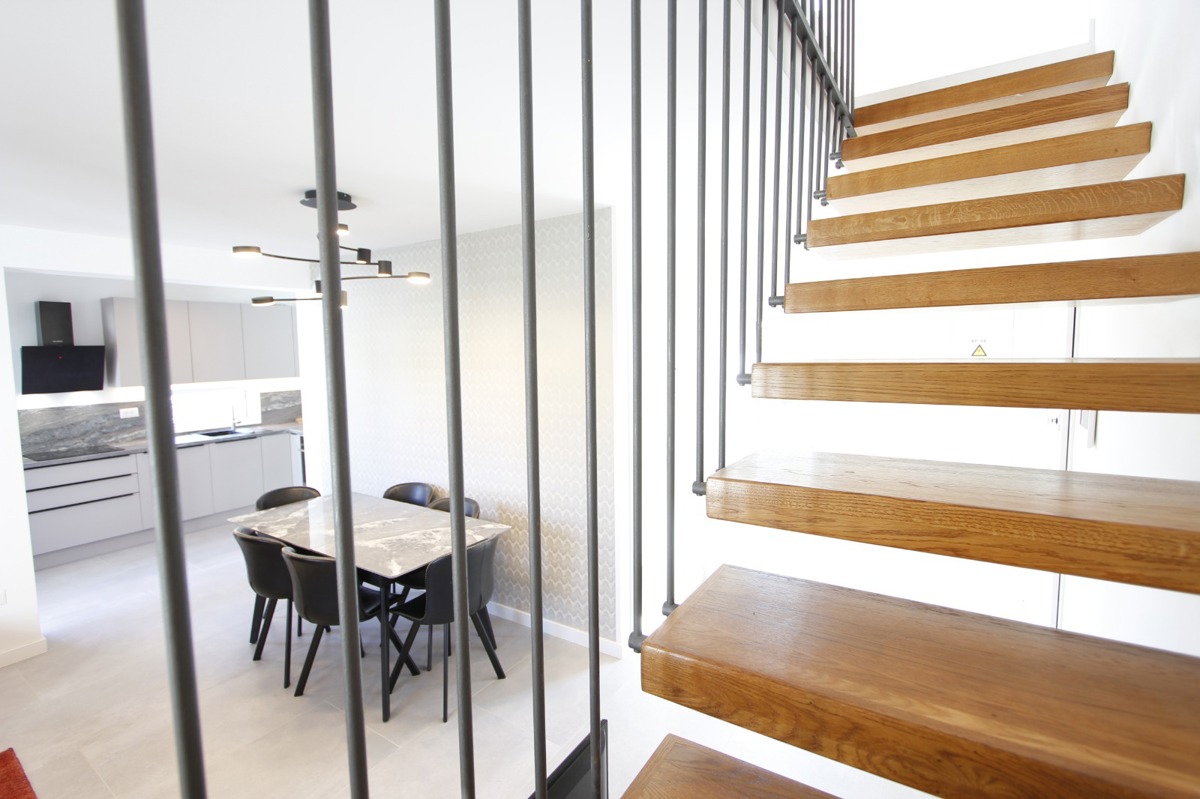 Luksuzno dvonadstropno 4,5-prostorno stanovanje z vrtno teraso in pogledom na morje