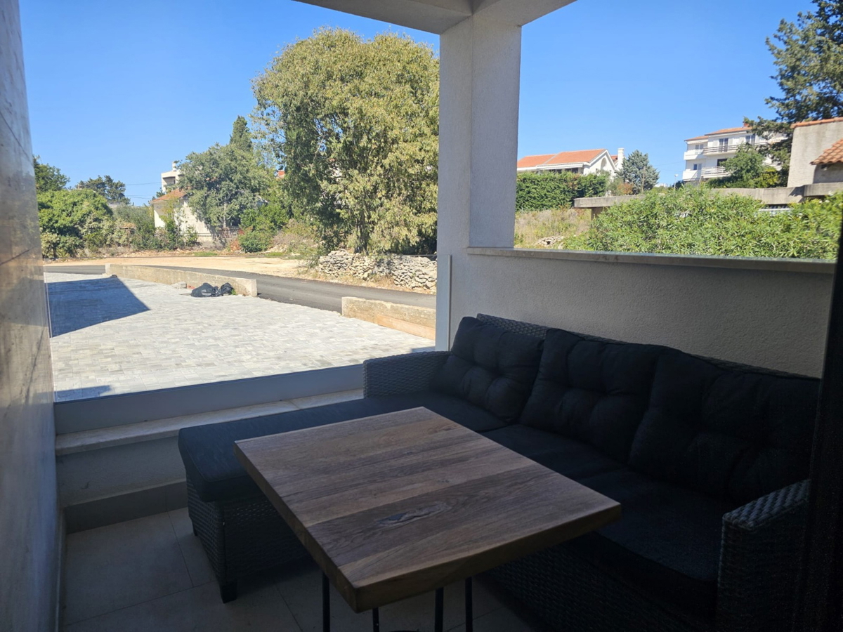 Luksuzno dvonadstropno 4,5-prostorno stanovanje z vrtno teraso in pogledom na morje