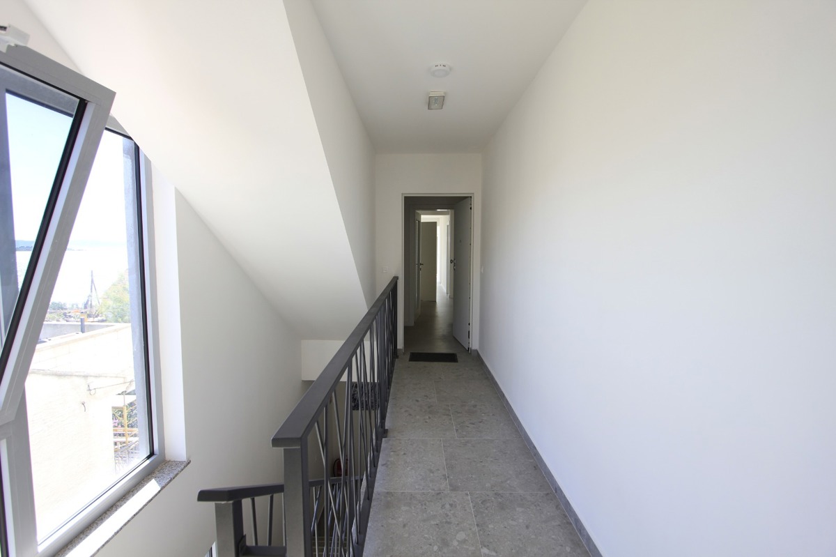 Luksuzno dvonadstropno 4,5-prostorno stanovanje z vrtno teraso in pogledom na morje