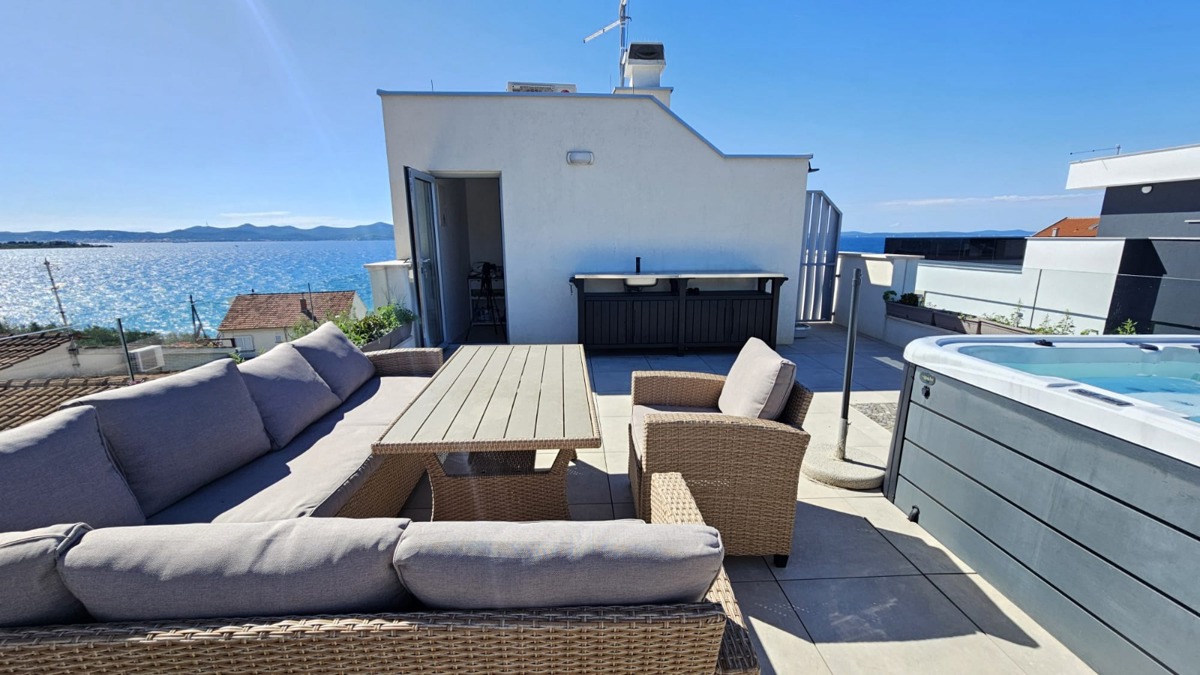 Luksuzno dvonadstropno 4,5-prostorno stanovanje z vrtno teraso in pogledom na morje