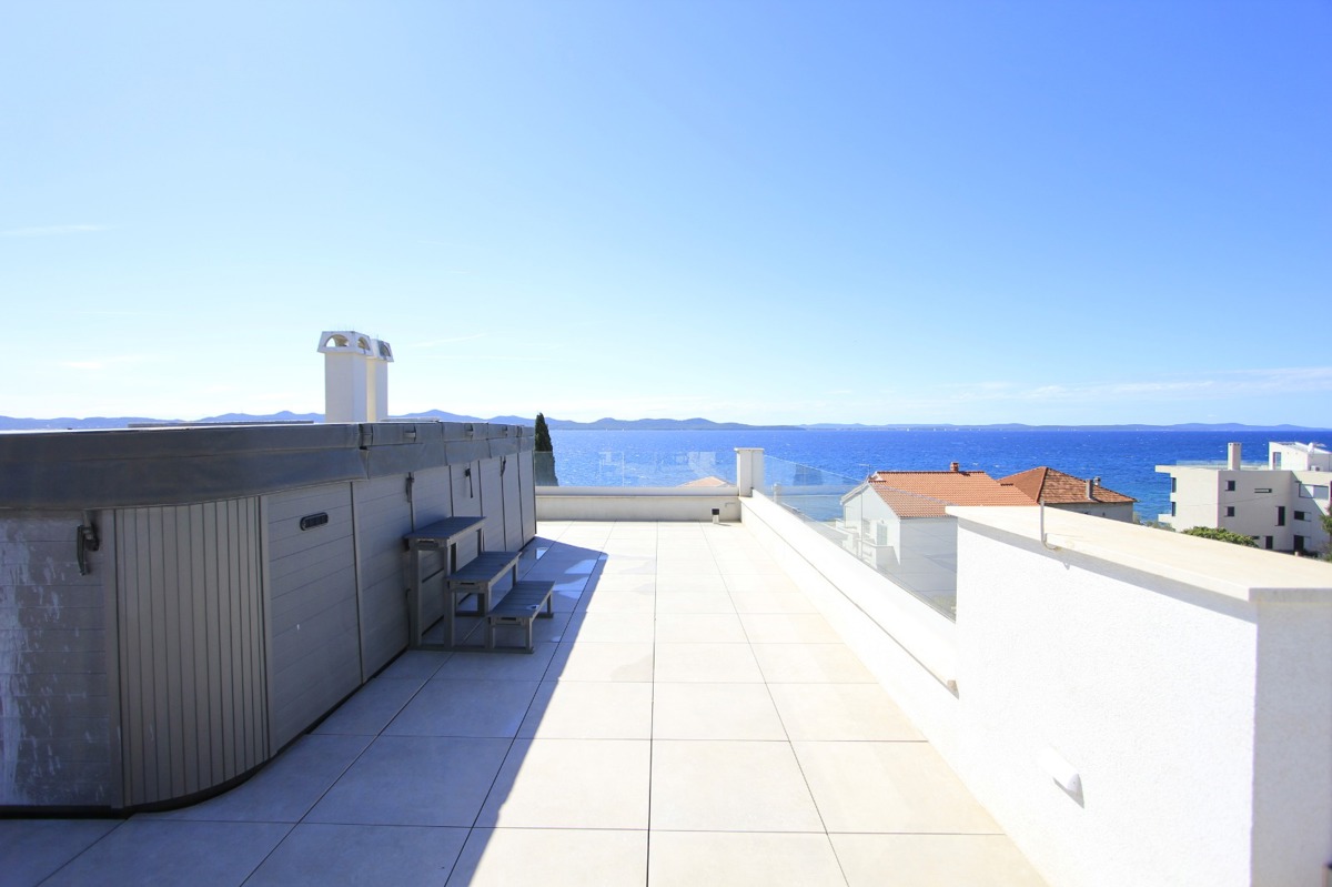 Luksuzno dvonadstropno 4,5-prostorno stanovanje z vrtno teraso in pogledom na morje