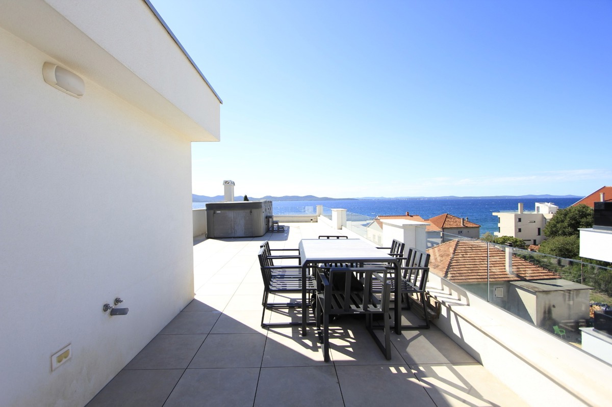 Luksuzno dvonadstropno 4,5-prostorno stanovanje z vrtno teraso in pogledom na morje