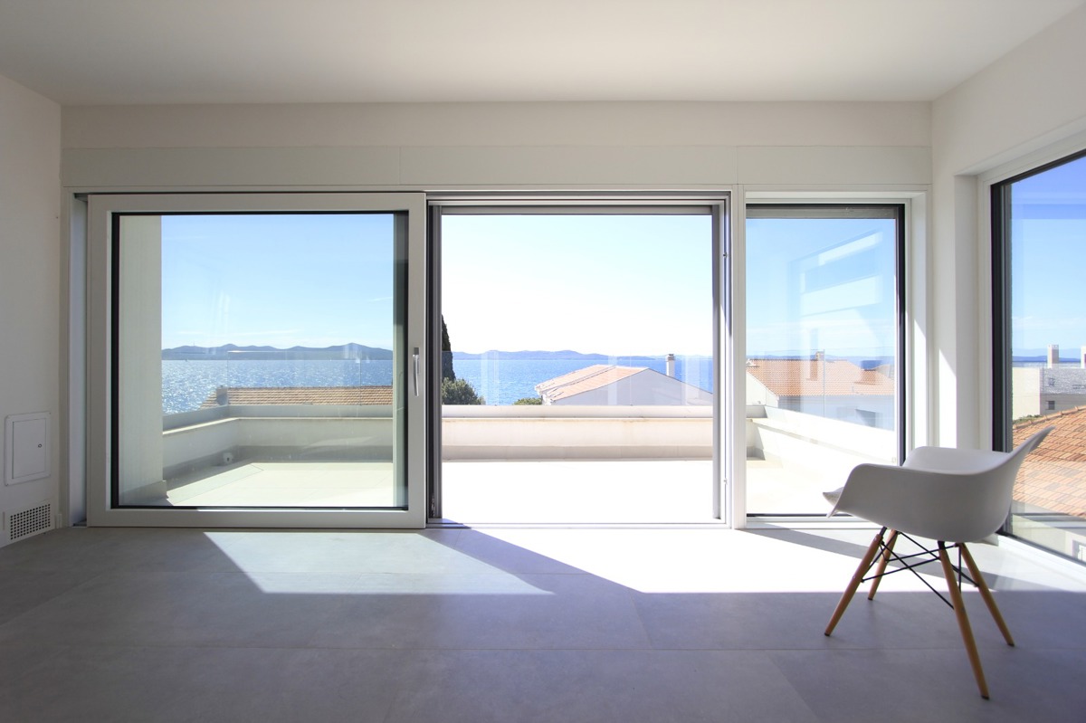 Luksuzno dvonadstropno 4,5-prostorno stanovanje z vrtno teraso in pogledom na morje