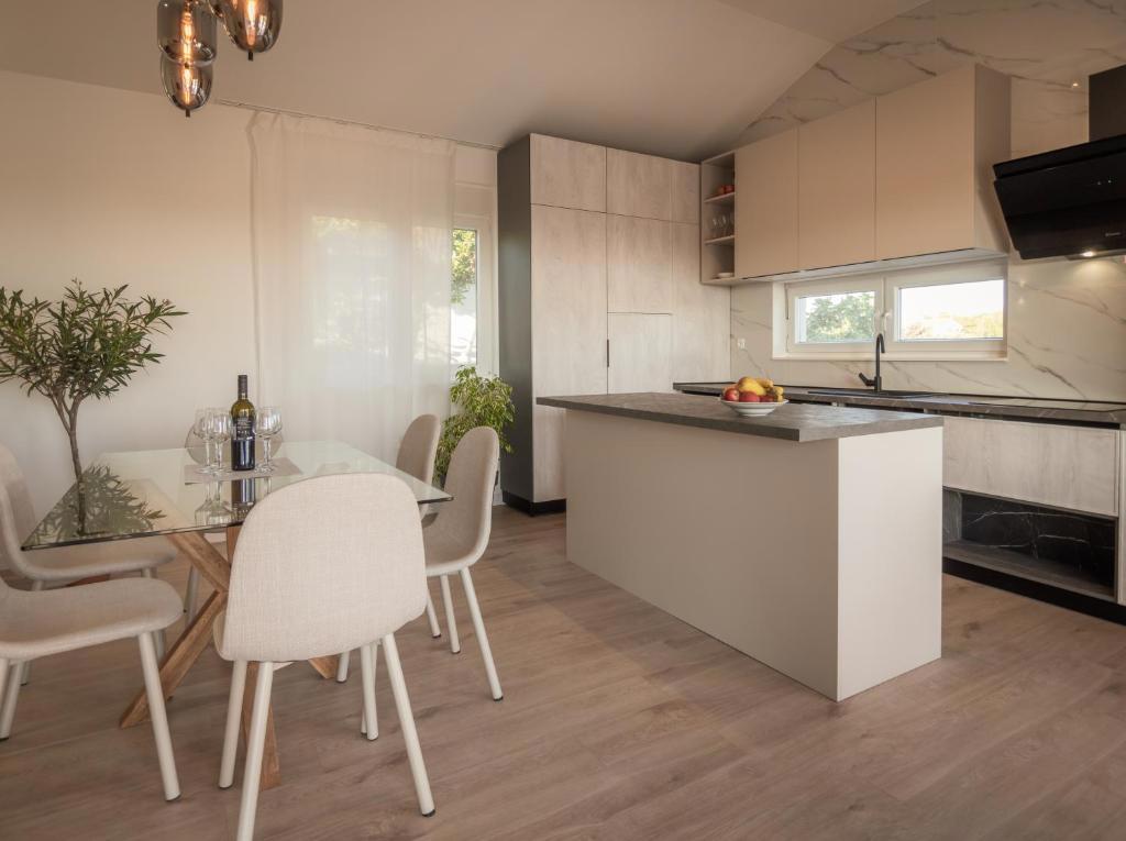 Moderna pritlična hiša s bazenom