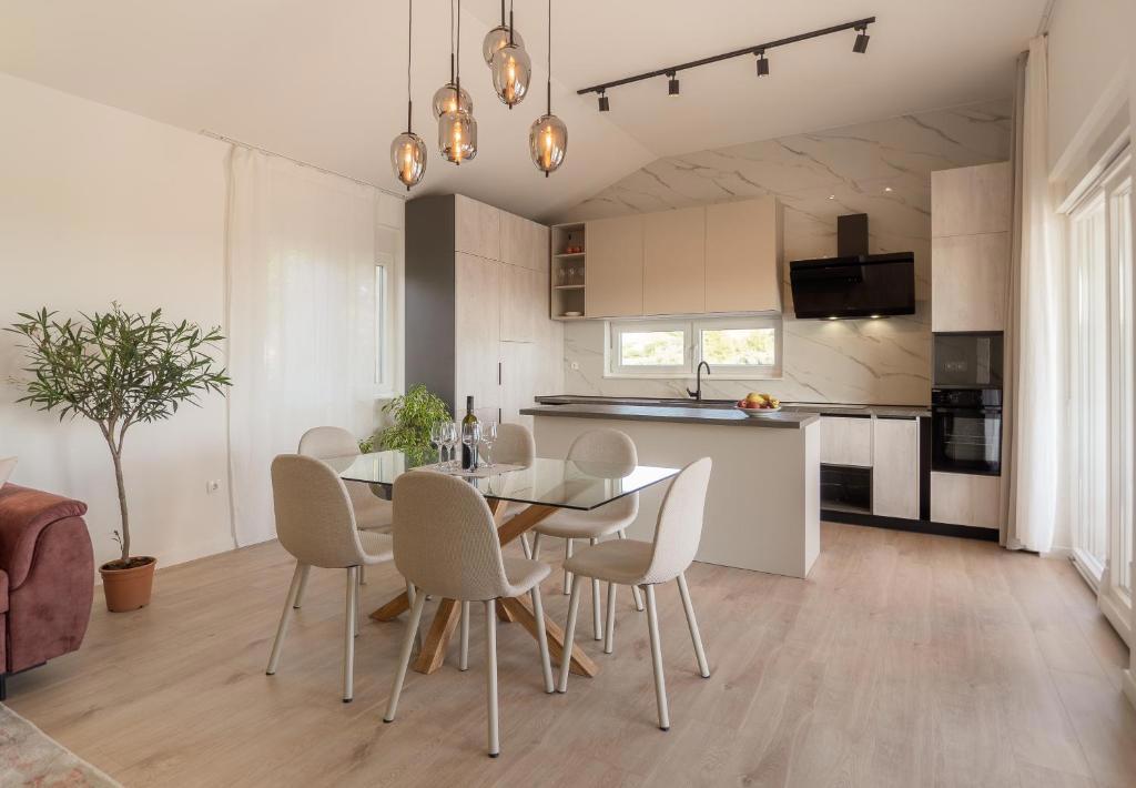 Moderna pritlična hiša s bazenom