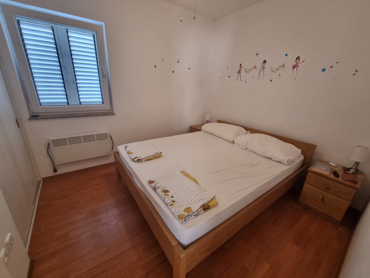 Investicija in življenje ob morju: stanovanje v Povljani s parkirnim mestom