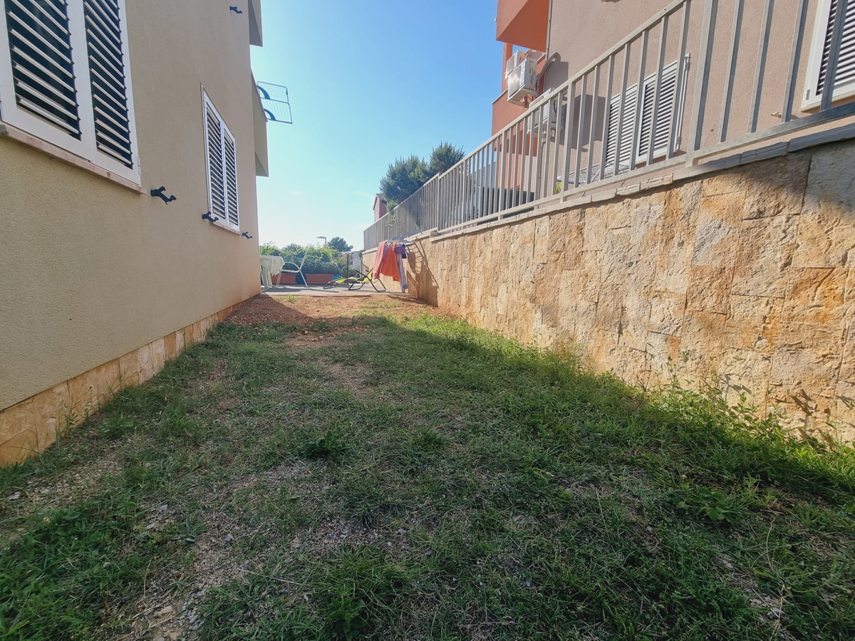 Investicija in življenje ob morju: stanovanje v Povljani s parkirnim mestom