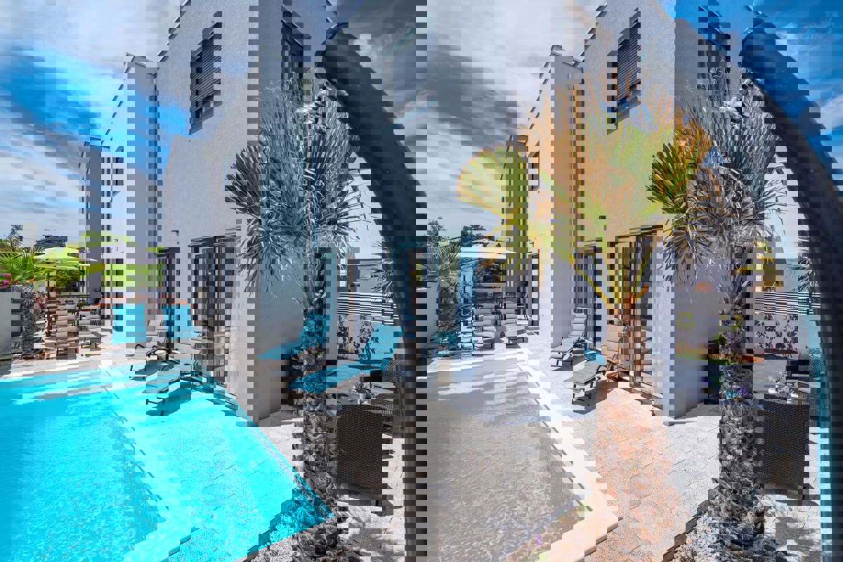 Moderna vila z dvema stanovanjema