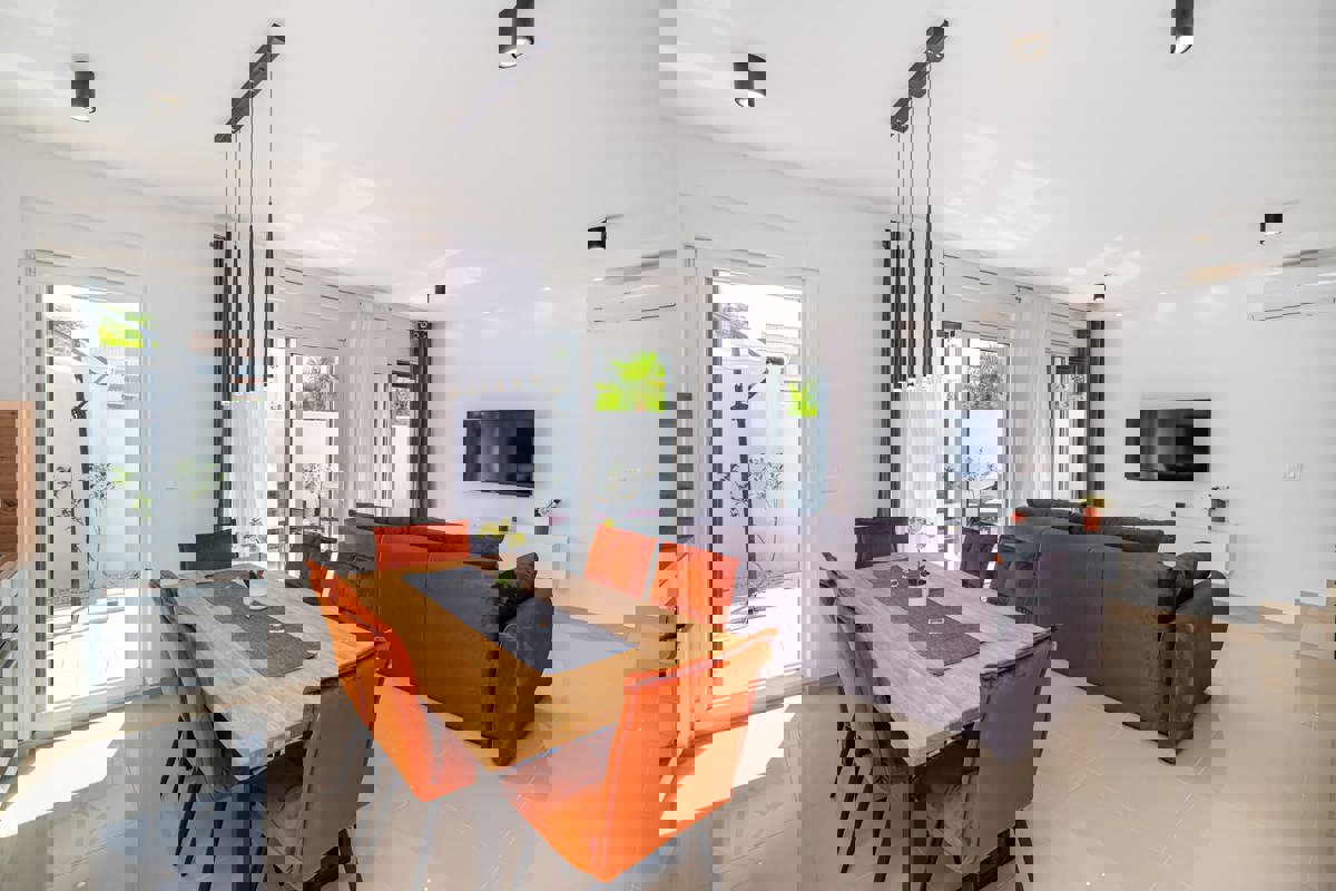 Moderna vila z dvema stanovanjema