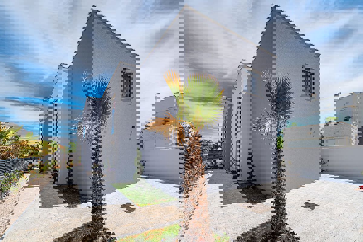 Moderna vila z dvema stanovanjema