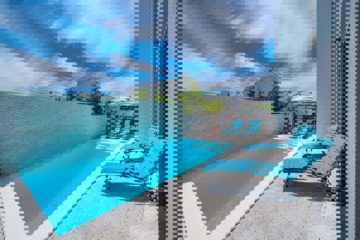 Moderna vila z dvema stanovanjema