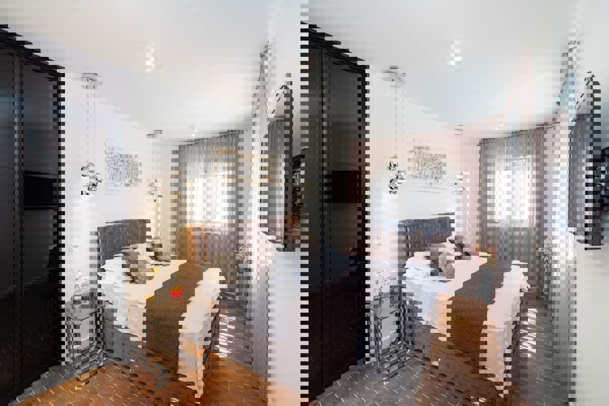 Moderna vila z dvema stanovanjema