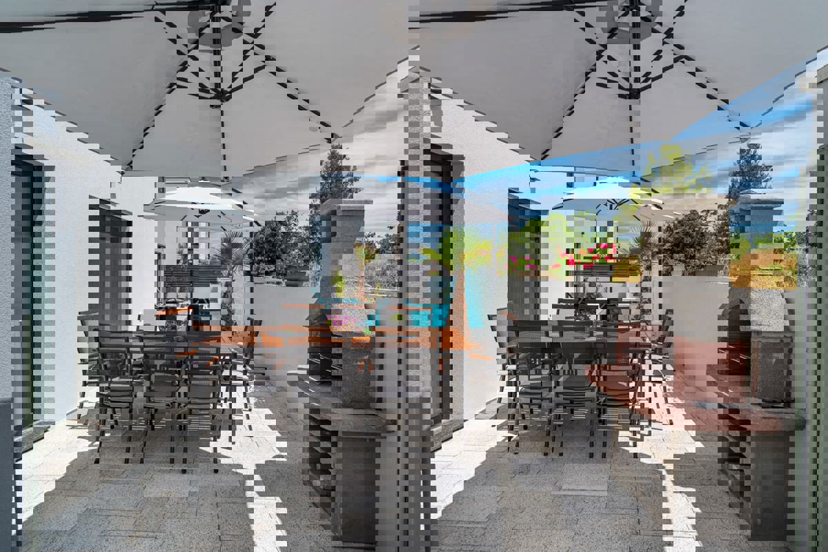 Moderna vila z dvema stanovanjema