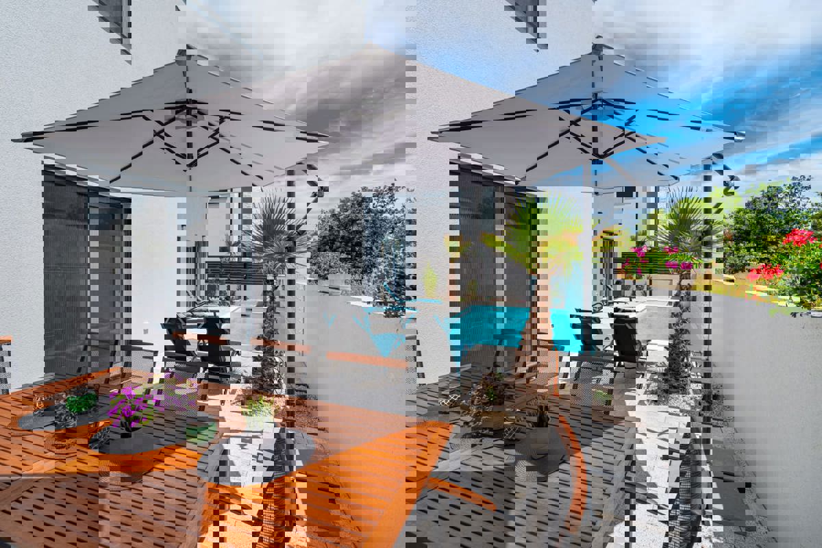 Moderna vila z dvema stanovanjema