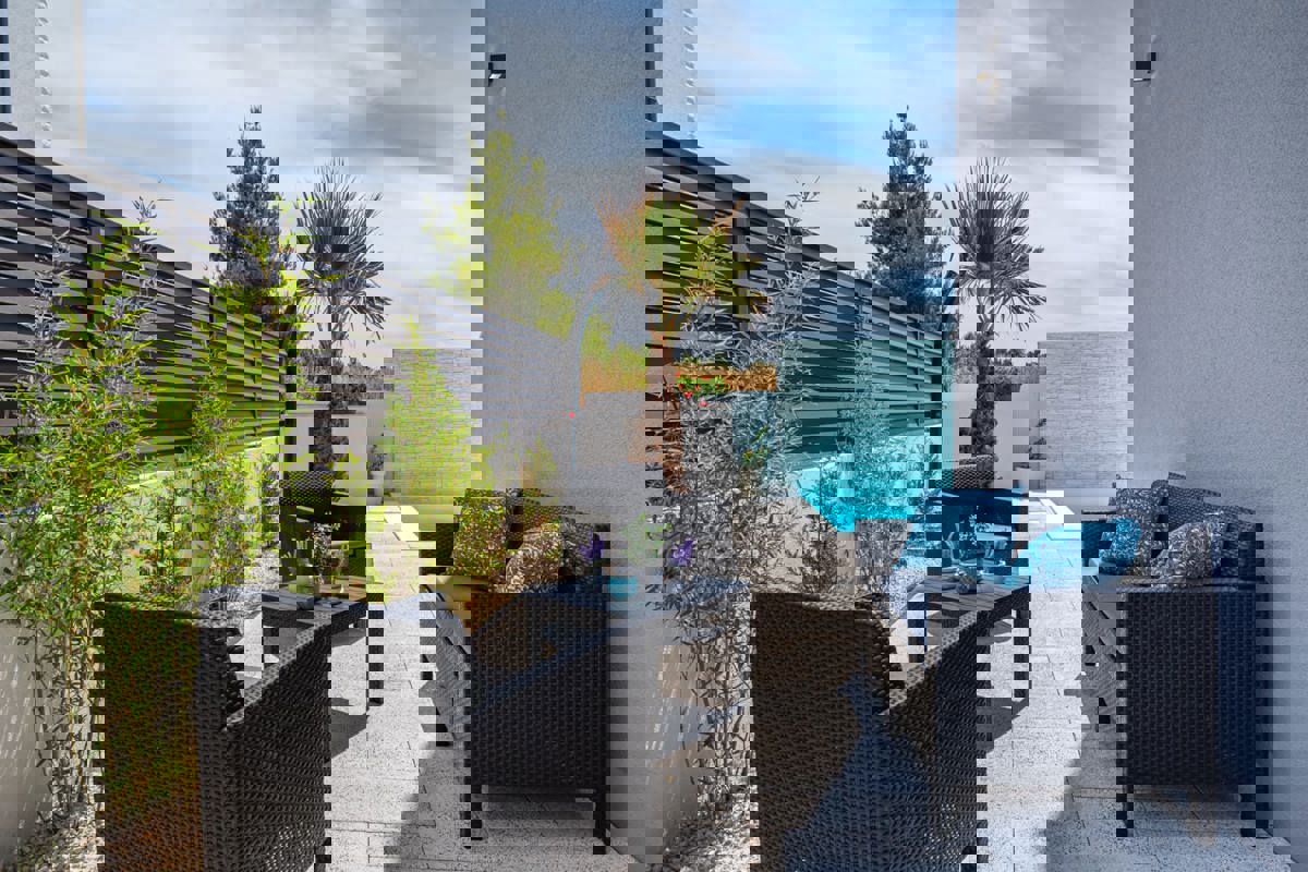 Moderna vila z dvema stanovanjema