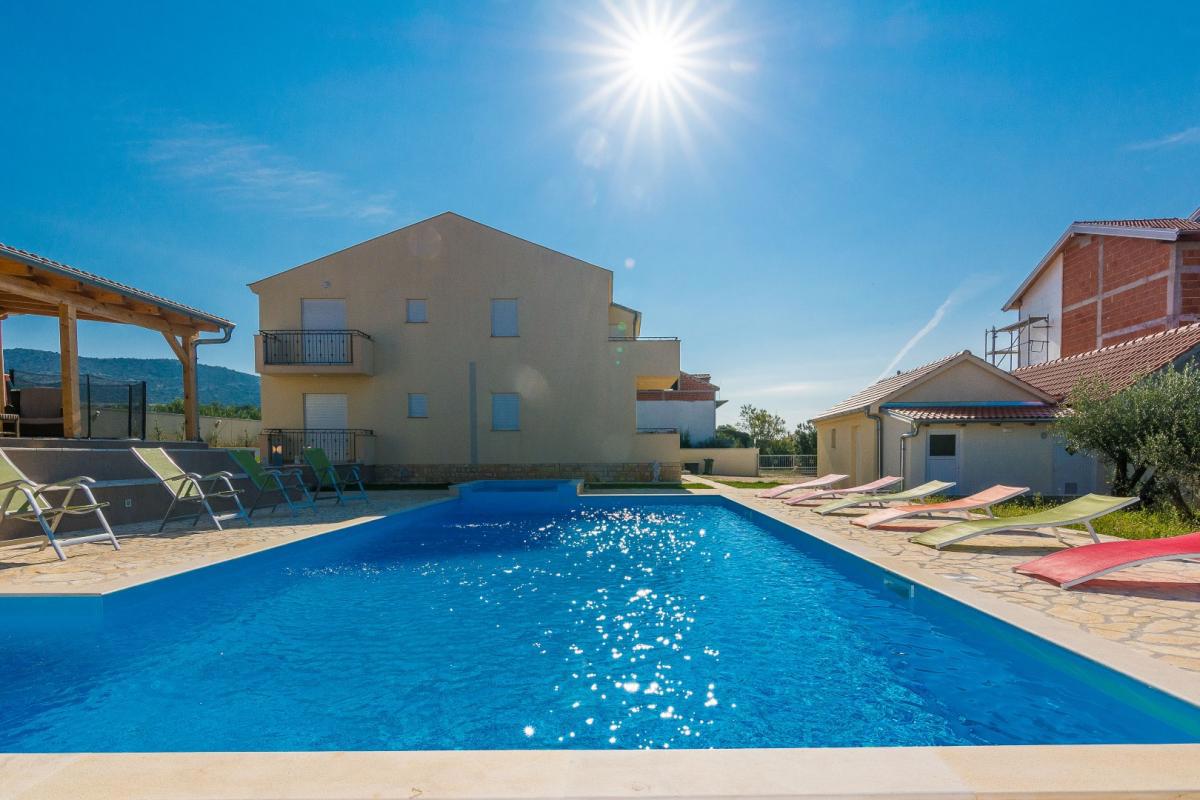 Vila z bazenom in savno pri Biogradu – velika zemljišče, turistični potencial