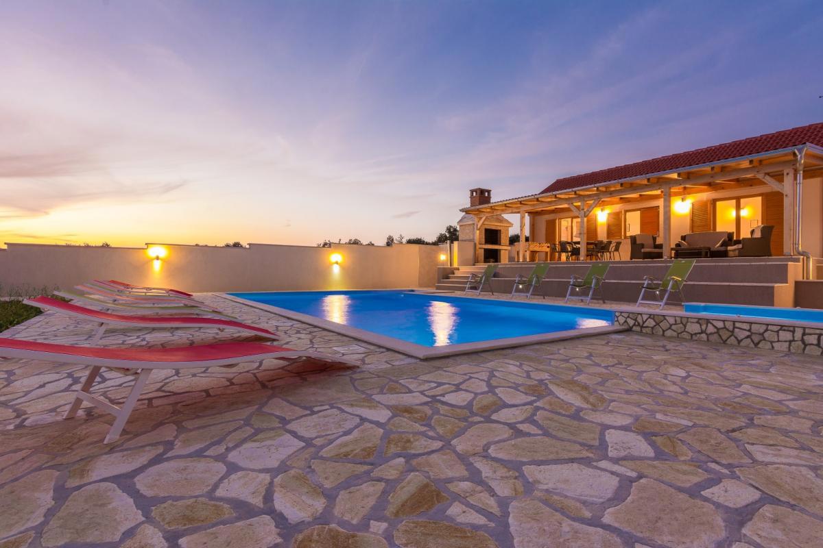 Vila z bazenom in savno pri Biogradu – velika zemljišče, turistični potencial