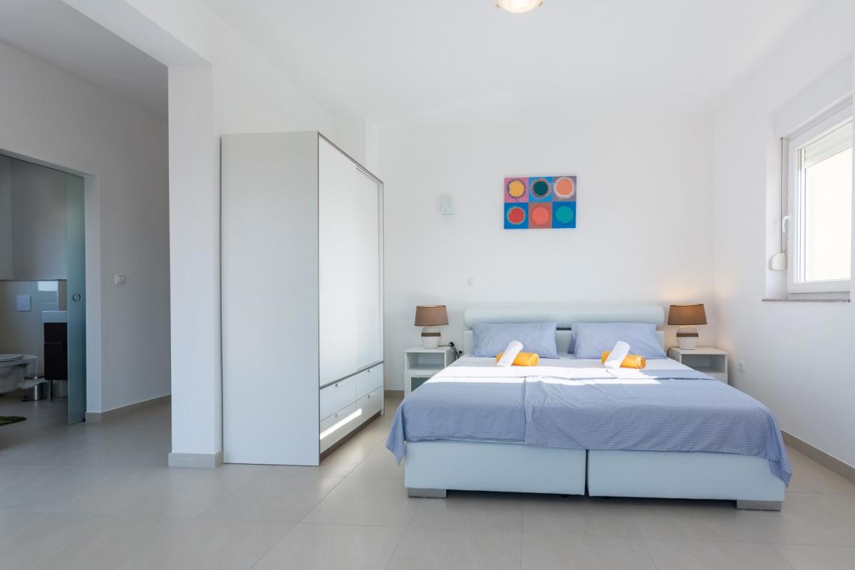 Vila z bazenom in savno pri Biogradu – velika zemljišče, turistični potencial