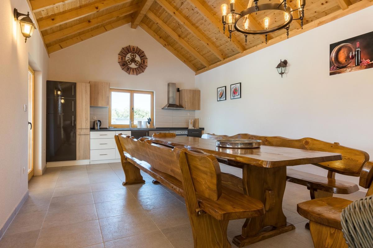 Vila z bazenom in savno pri Biogradu – velika zemljišče, turistični potencial