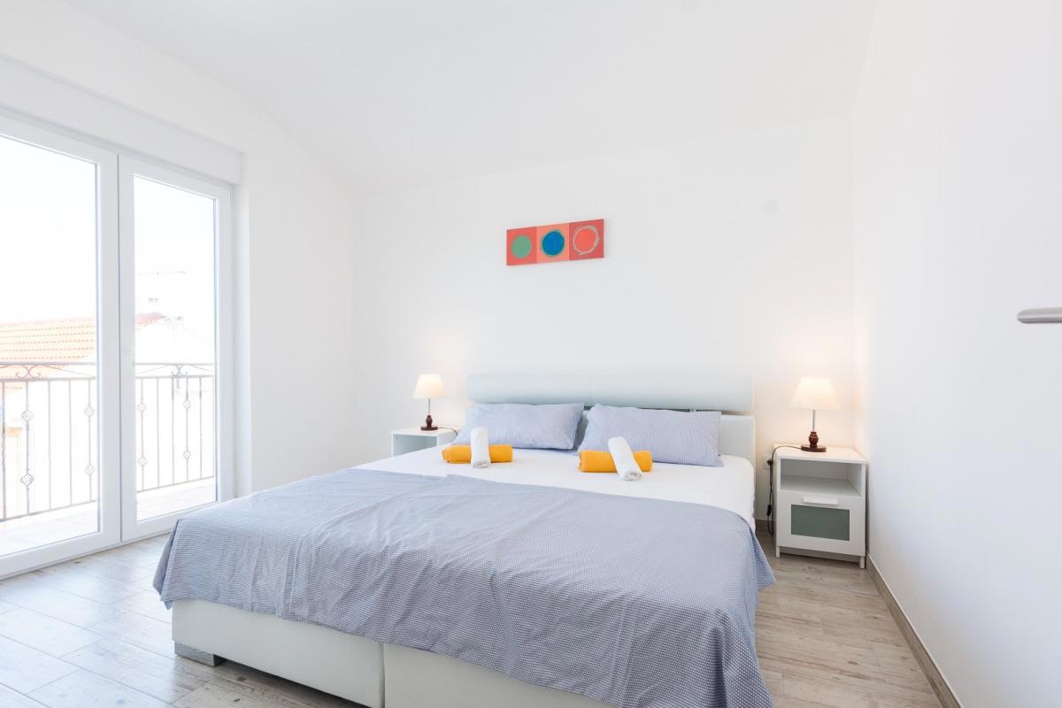 Vila z bazenom in savno pri Biogradu – velika zemljišče, turistični potencial