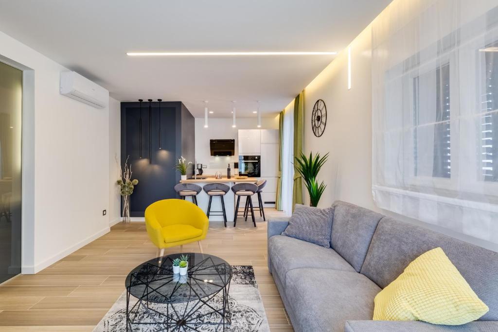 PRODAJA – LUKSUZNO UREJENO STANOVANJE 62 m² – POLUOTOK – ATRAKTIVNA LOKACIJA