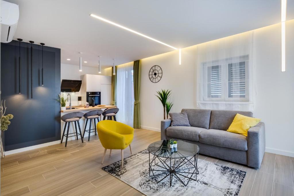 PRODAJA – LUKSUZNO UREJENO STANOVANJE 62 m² – POLUOTOK – ATRAKTIVNA LOKACIJA