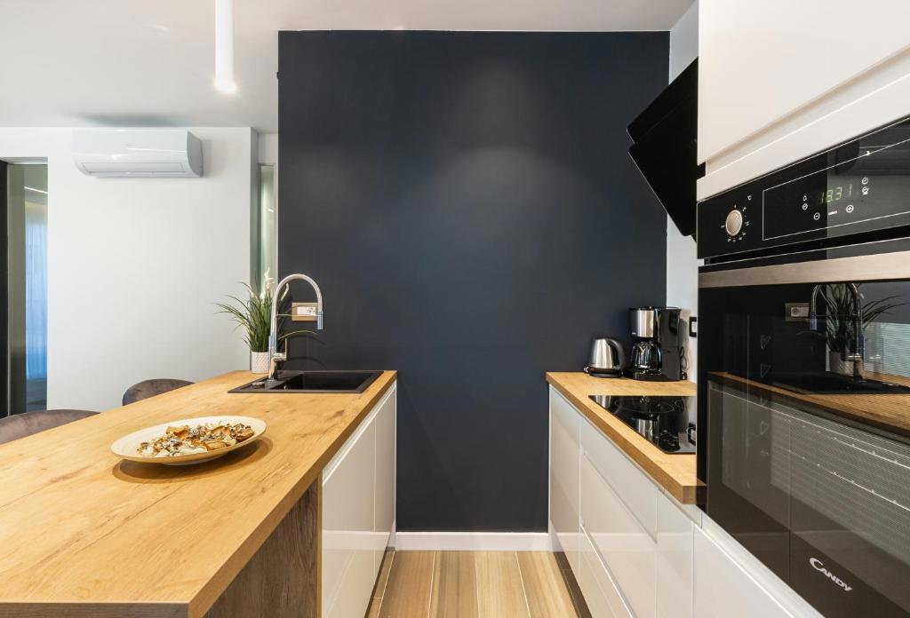 PRODAJA – LUKSUZNO UREJENO STANOVANJE 62 m² – POLUOTOK – ATRAKTIVNA LOKACIJA