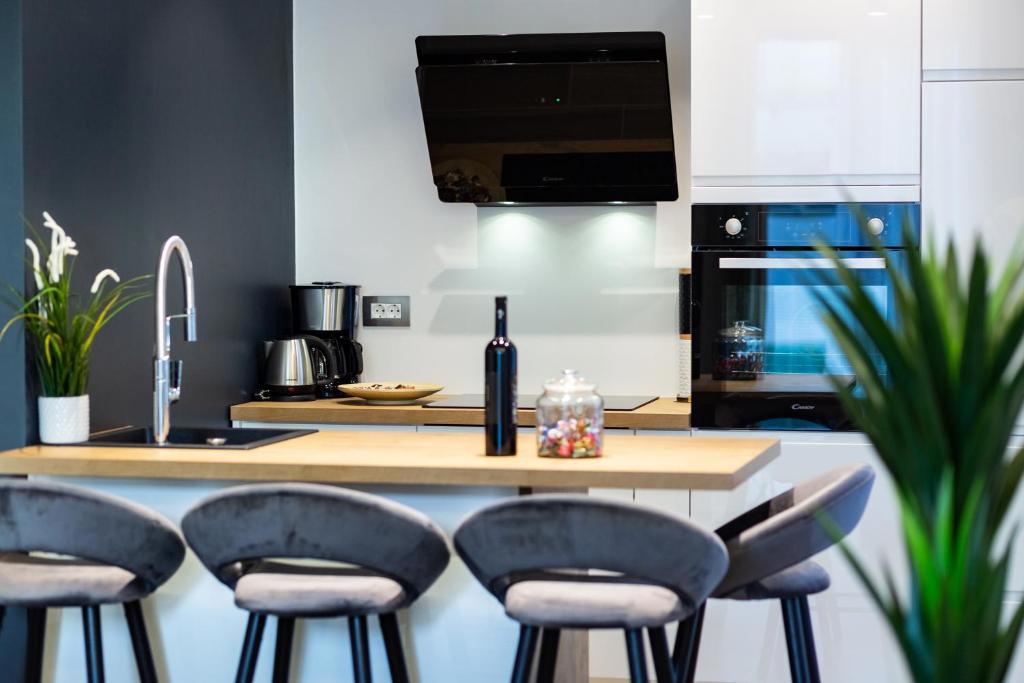 PRODAJA – LUKSUZNO UREJENO STANOVANJE 62 m² – POLUOTOK – ATRAKTIVNA LOKACIJA