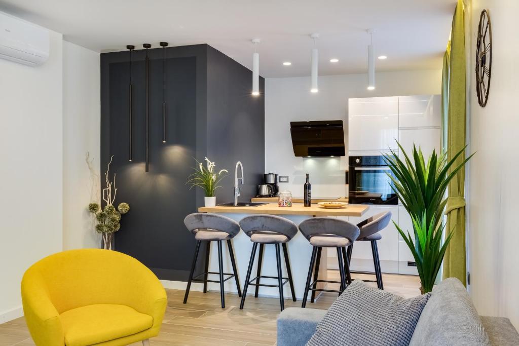 PRODAJA – LUKSUZNO UREJENO STANOVANJE 62 m² – POLUOTOK – ATRAKTIVNA LOKACIJA