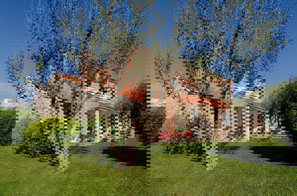 Nin center - hiša na veliki parceli