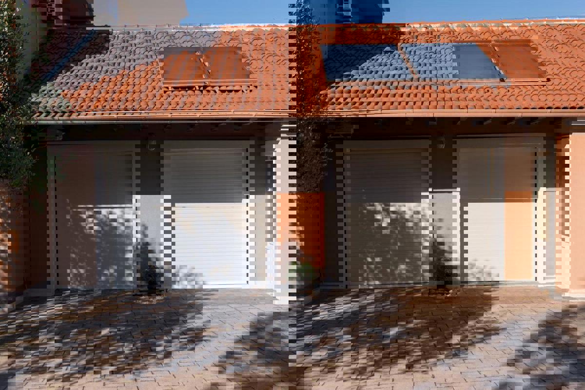 Nin center - hiša na veliki parceli