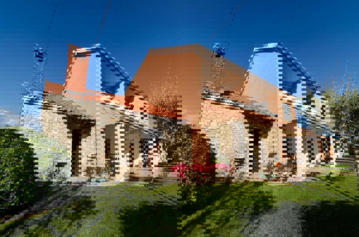 Nin center - hiša na veliki parceli