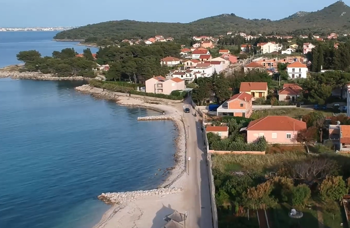 Hiša v prvem nizu ob morju z odprtim pogledom na morje