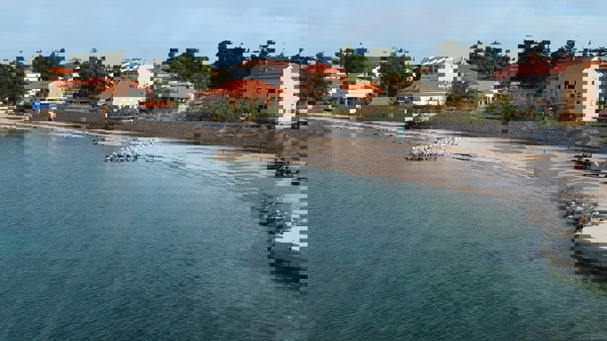 Hiša v prvem nizu ob morju z odprtim pogledom na morje