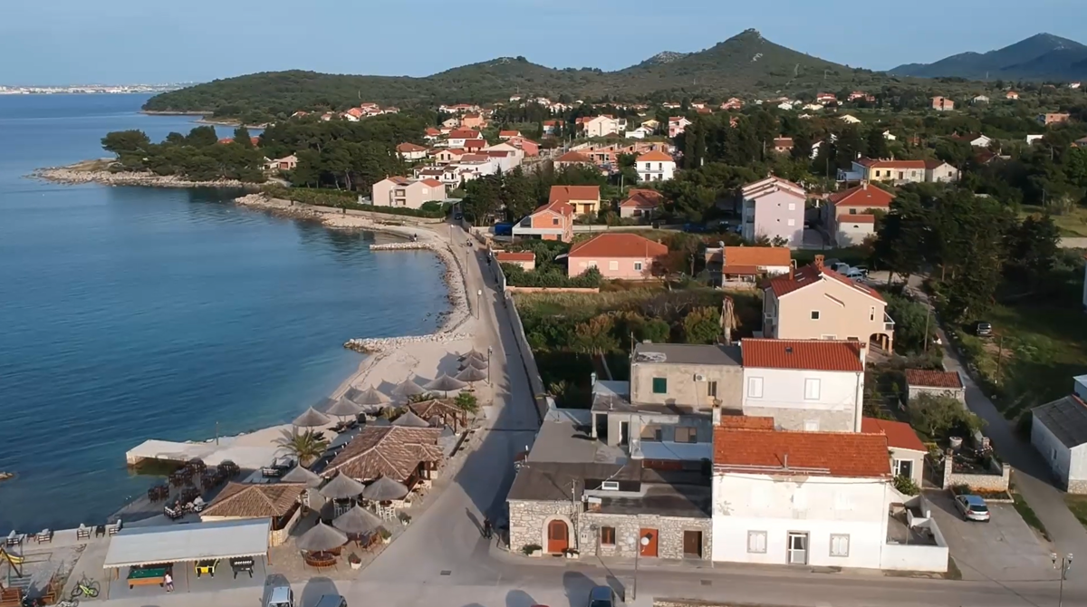 Hiša v prvem nizu ob morju z odprtim pogledom na morje