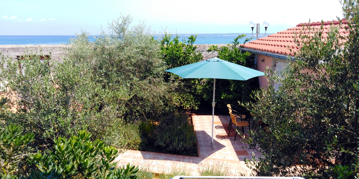 Hiša v prvem nizu ob morju z odprtim pogledom na morje