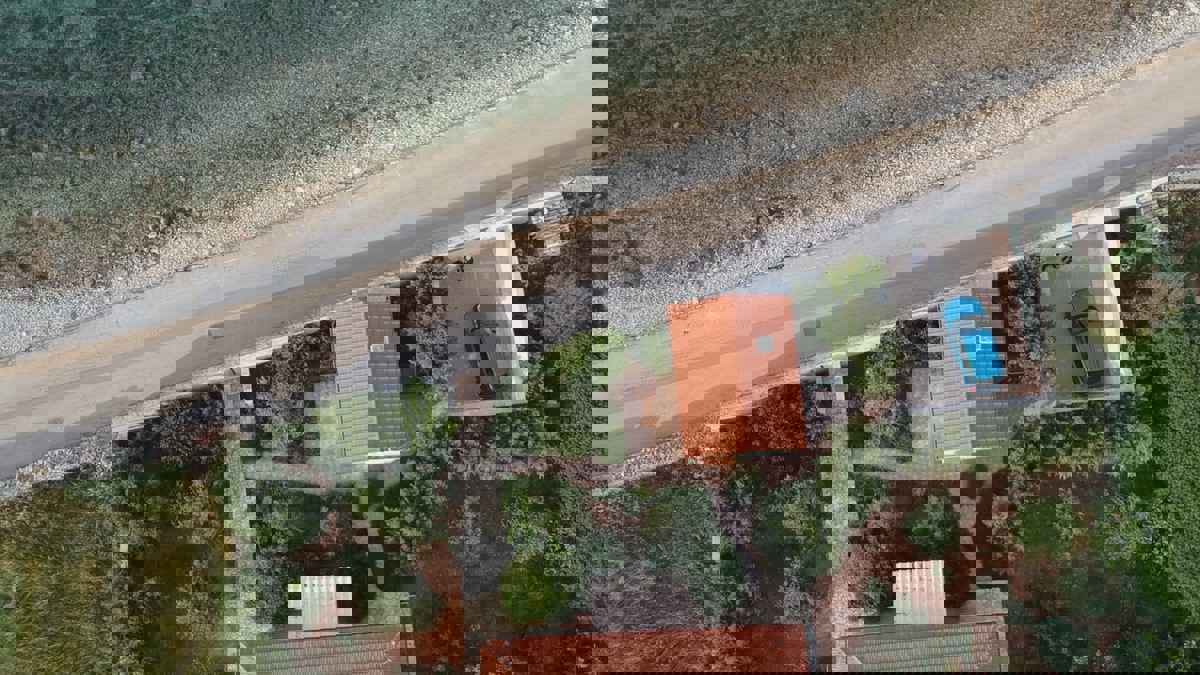 Hiša v prvem nizu ob morju z odprtim pogledom na morje