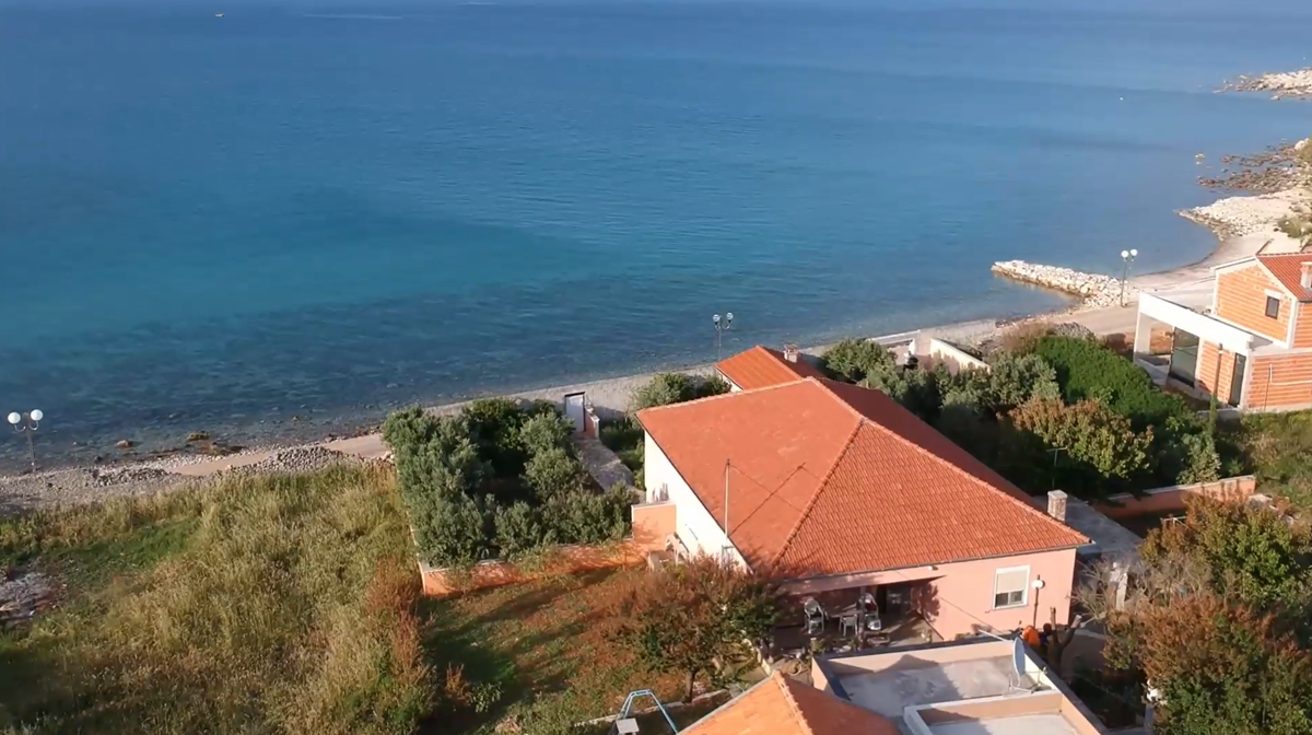 Hiša v prvem nizu ob morju z odprtim pogledom na morje