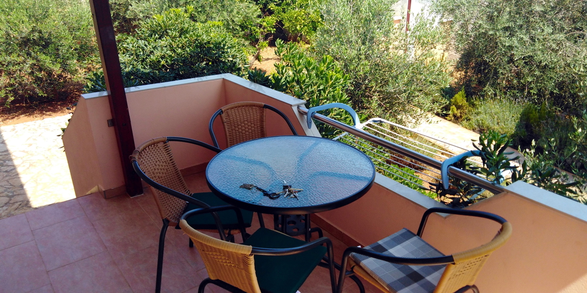 Hiša v prvem nizu ob morju z odprtim pogledom na morje