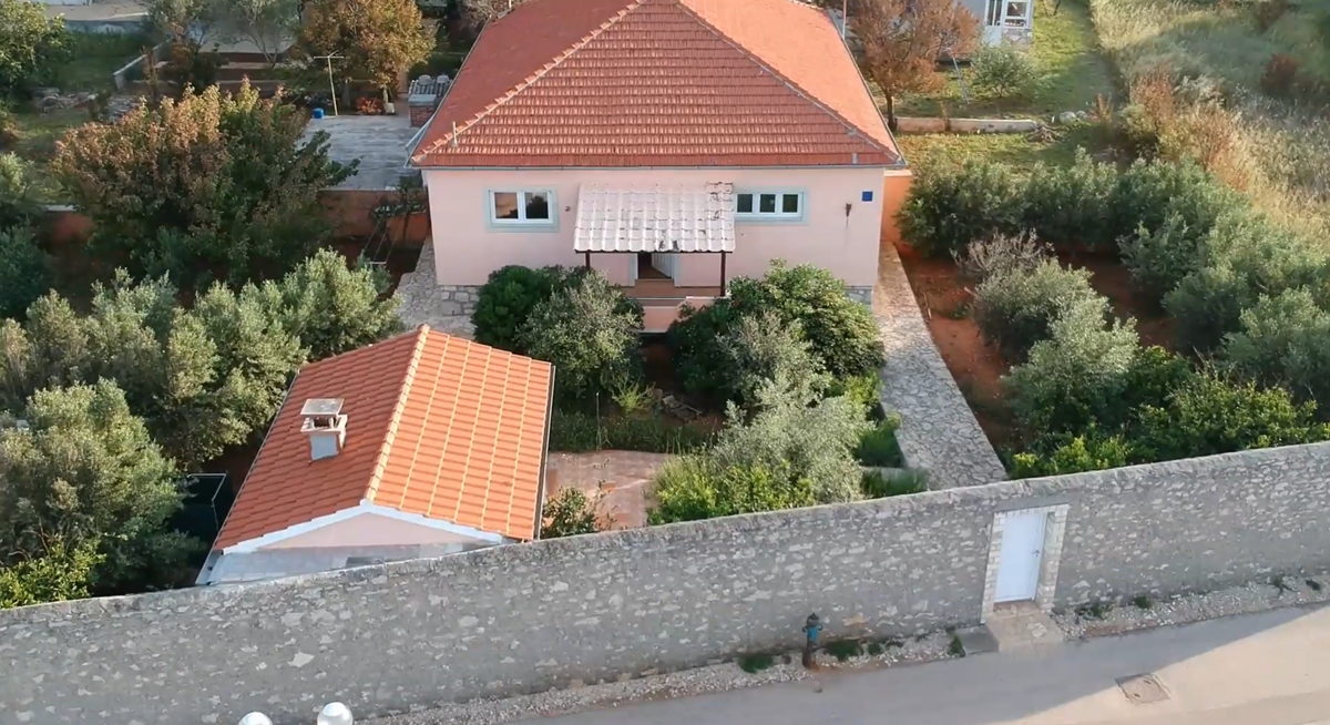 Hiša v prvem nizu ob morju z odprtim pogledom na morje