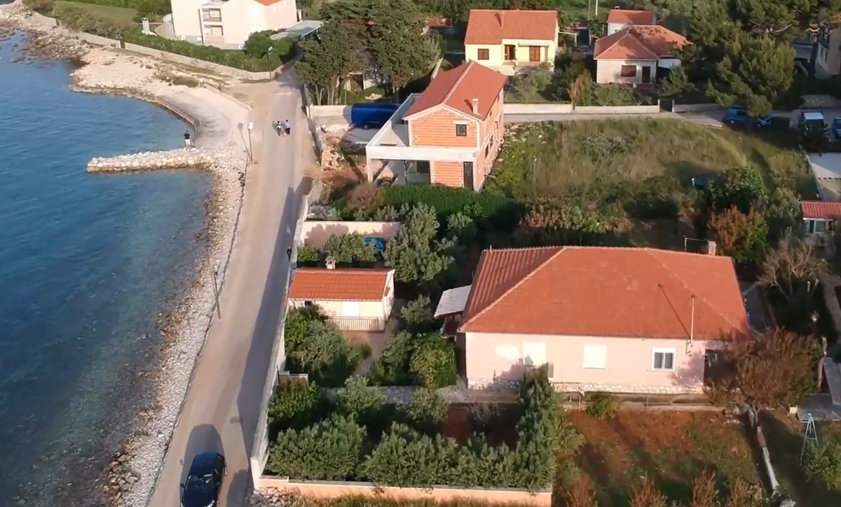 Hiša v prvem nizu ob morju z odprtim pogledom na morje