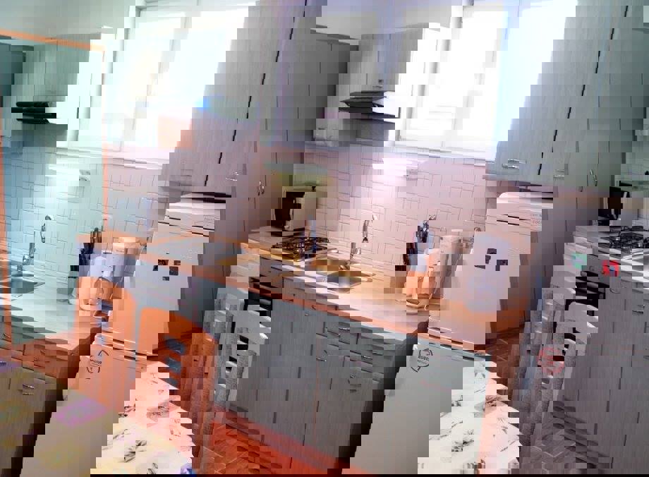 Hiša v prvem nizu ob morju z odprtim pogledom na morje