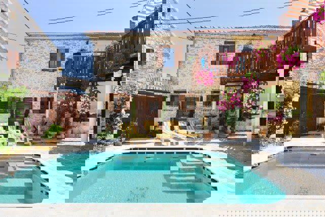 Kamnita hiša, primerna za turistični najem