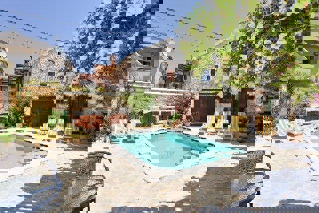 Kamnita hiša, primerna za turistični najem