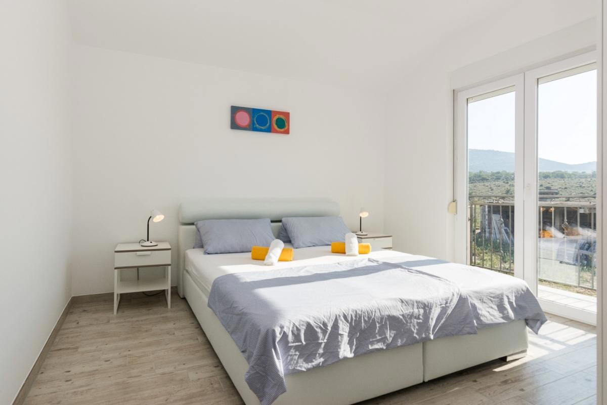 Vila z bazenom in savno pri Biogradu – velika zemljišče, turistični potencial