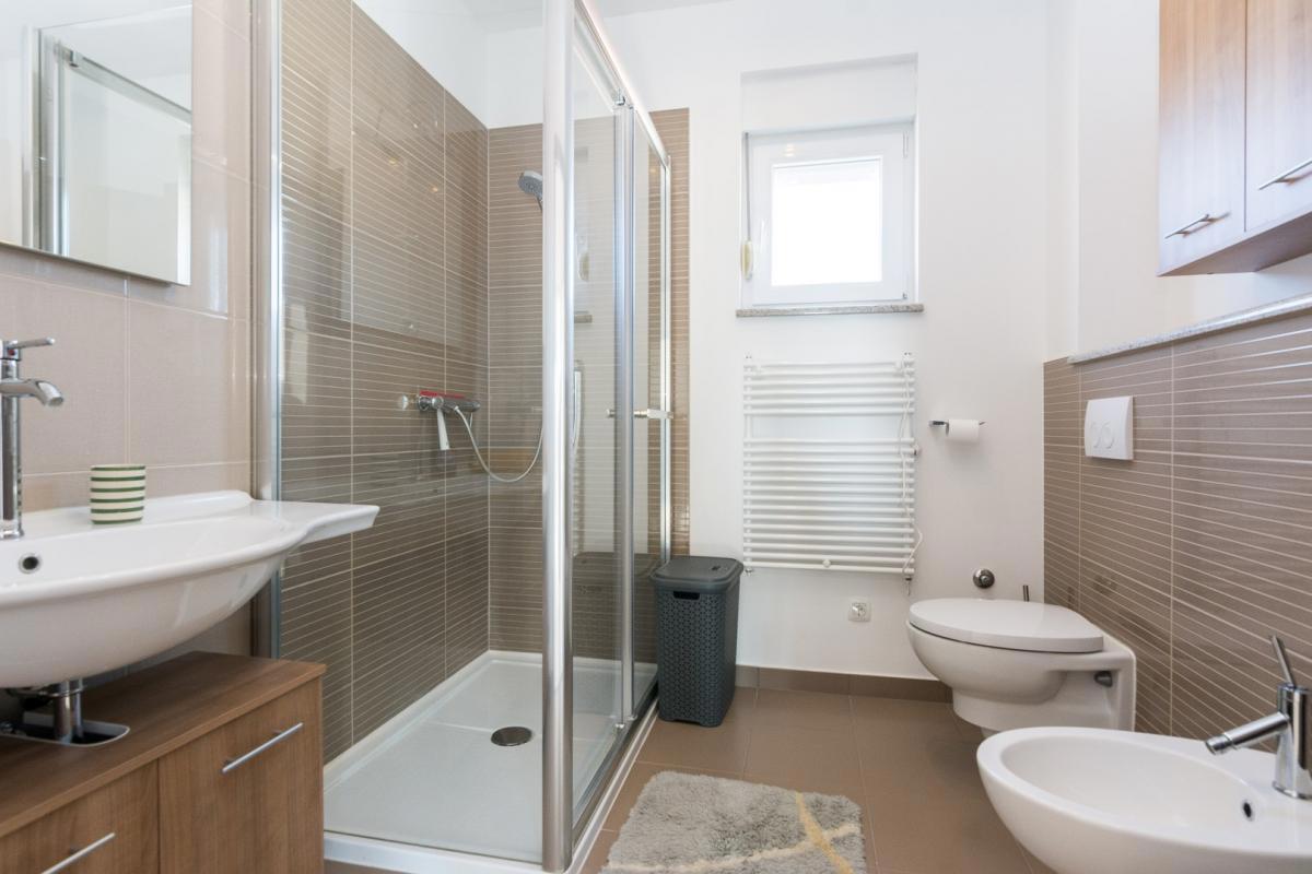 Vila z bazenom in savno pri Biogradu – velika zemljišče, turistični potencial